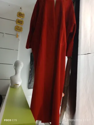 Abrigo naranja con diseño