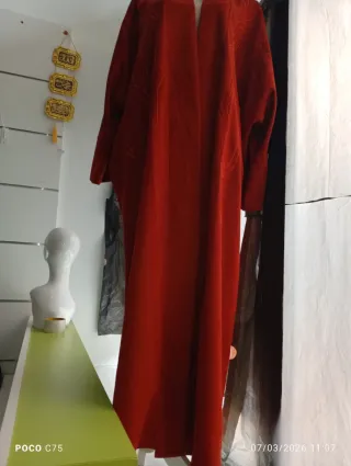 Abrigo naranja con diseño