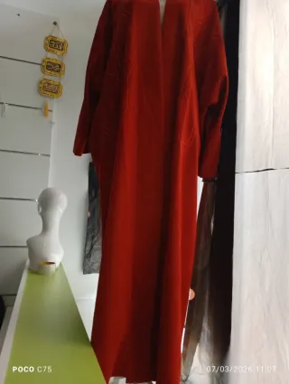 Abrigo naranja con diseño