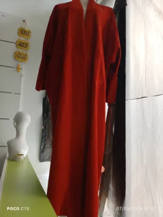 Abrigo naranja con diseño