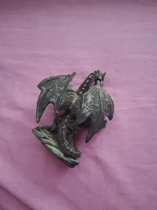 Figura dragón celta con gema roja
