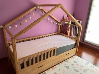 Cama infantil de madera con armario