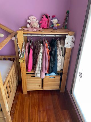 Cama infantil de madera con armario