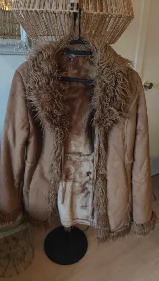 Chaqueta de pelo beige y marrón