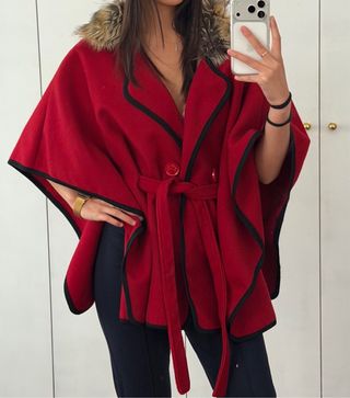 Capa corta con cuello de pelo