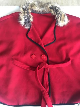 Capa corta con cuello de pelo