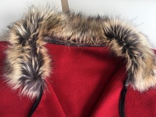 Capa corta con cuello de pelo