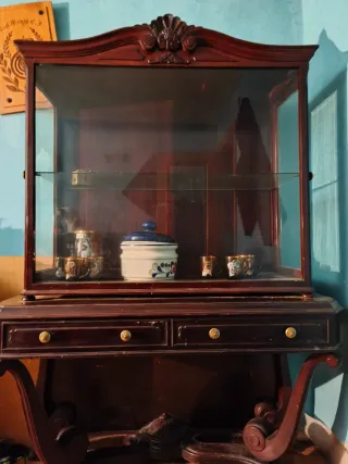 Vitrina de madera castaño maciza con cristal