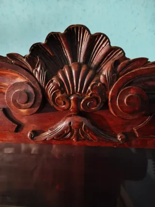 Vitrina de madera castaño maciza con cristal