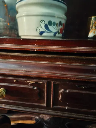 Vitrina de madera castaño maciza con cristal