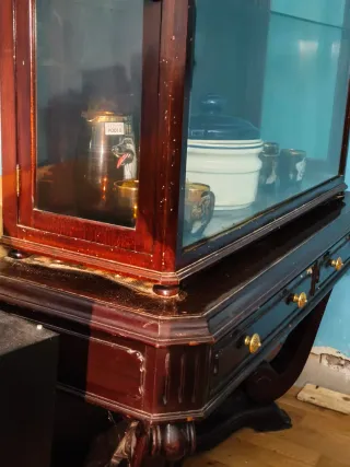 Vitrina de madera castaño maciza con cristal