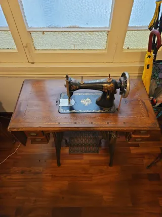 Máquina de coser antigua Frister