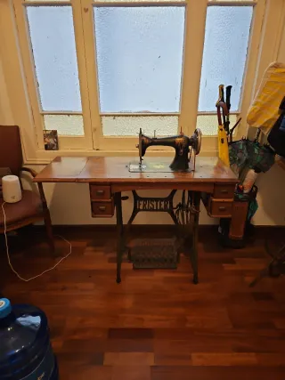 Máquina de coser antigua Frister