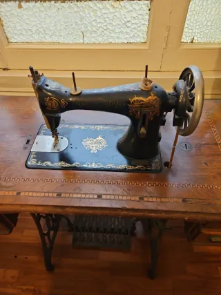 Máquina de coser antigua Frister