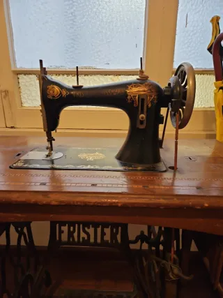 Máquina de coser antigua Frister
