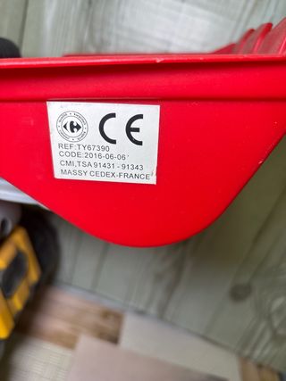 Camión excavadora de juguete amarillo