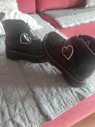 Botas Dr. Martens Negras con Corazón Rosa