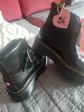 Botas Dr. Martens Negras con Corazón Rosa