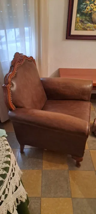 Sillón antiguo de piel.