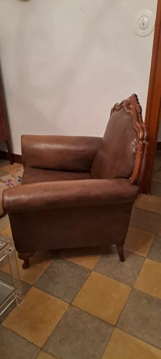 Sillón antiguo de piel.