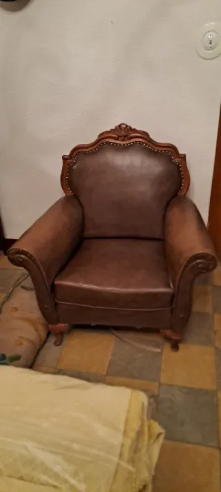 Sillón antiguo de piel.