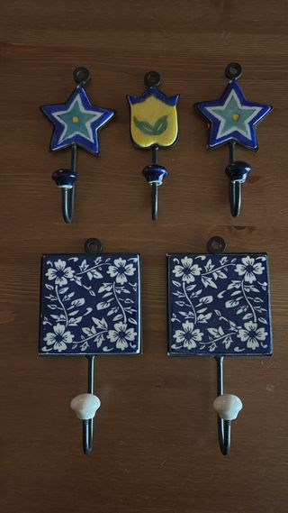 Appendiabiti in ceramica decorati