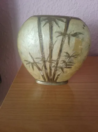 Jarrón decorativo bambú es antiguo