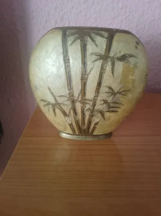 Jarrón decorativo bambú es antiguo