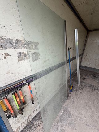 Mampara de cristal y metal