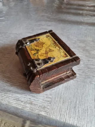 Joyero de madera con mapa del mundo