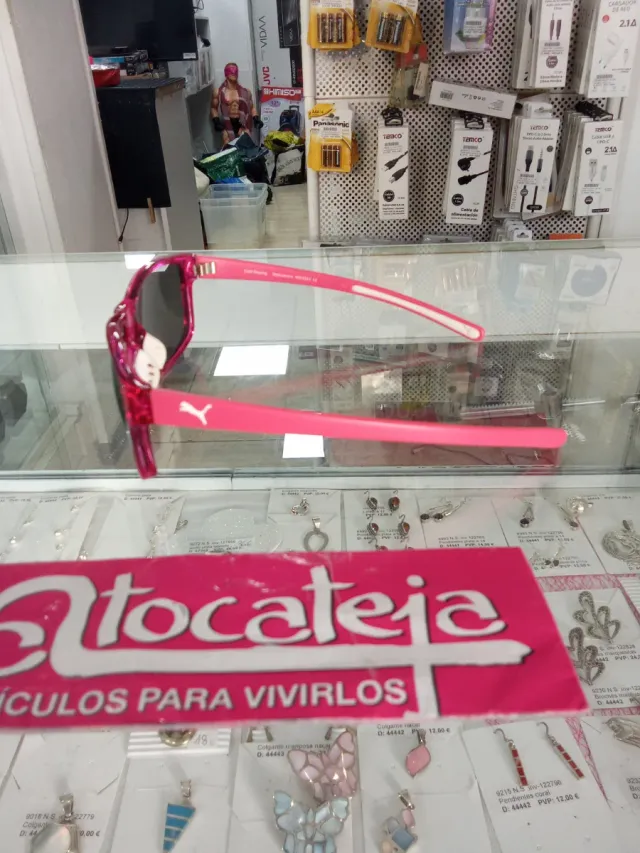 Gafas de sol Puma rosas.