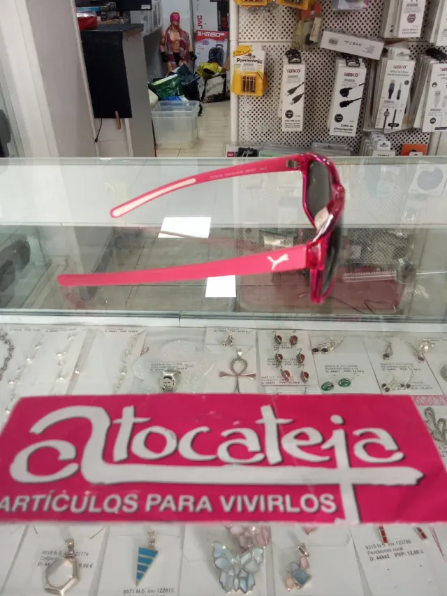 Gafas de sol Puma rosas.