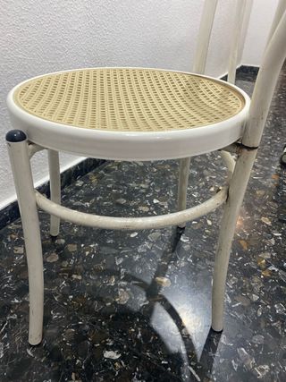 Sillas de metal y mimbre blancas