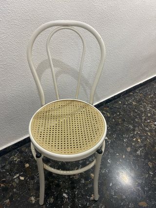 Sillas de metal y mimbre blancas