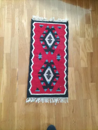 Alfombra tejida con diseño geométrico