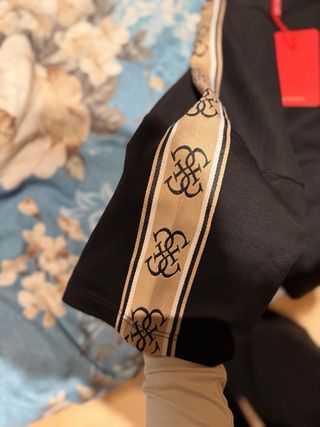 Conjunto deportivo Guess negro y beige