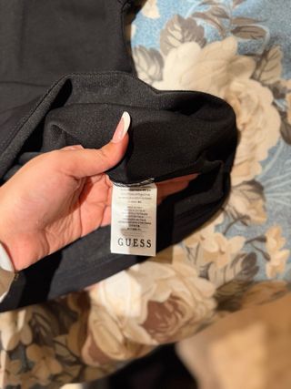 Conjunto deportivo Guess negro y beige
