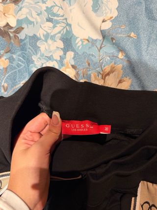 Conjunto deportivo Guess negro y beige