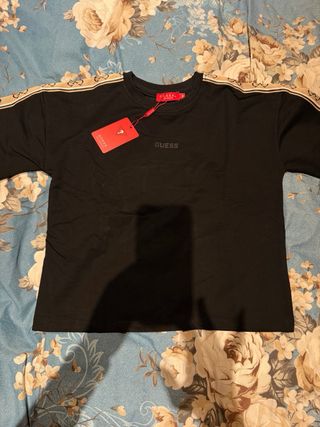 Conjunto deportivo Guess negro y beige