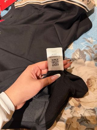 Conjunto deportivo Guess negro y beige