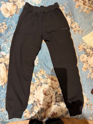 Conjunto deportivo Guess negro y beige