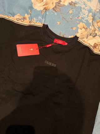 Conjunto deportivo Guess negro y beige