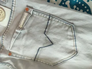 Pantalón vaquero gris claro