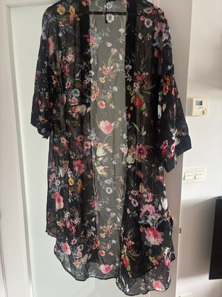 Kimono Bershka floral negro talla única