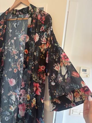 Kimono Bershka floral negro talla única