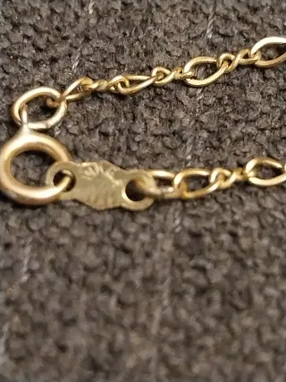 Gargantilla dorada con piedras de colores