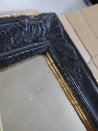 Espejo antiguo madera negro y dorado.