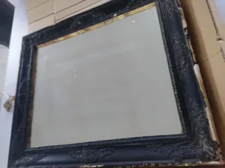 Espejo antiguo madera negro y dorado.
