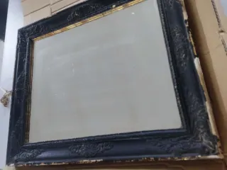 Espejo antiguo madera negro y dorado.
