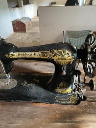 Máquina de coser Singer antigua con mueble.